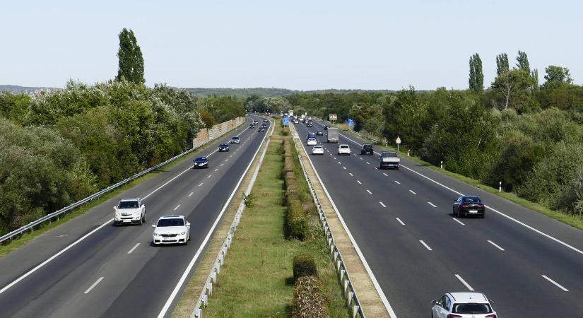 Már lehet menni a sztrádamatricákért, de figyelmeztetést is kaptak az autósok