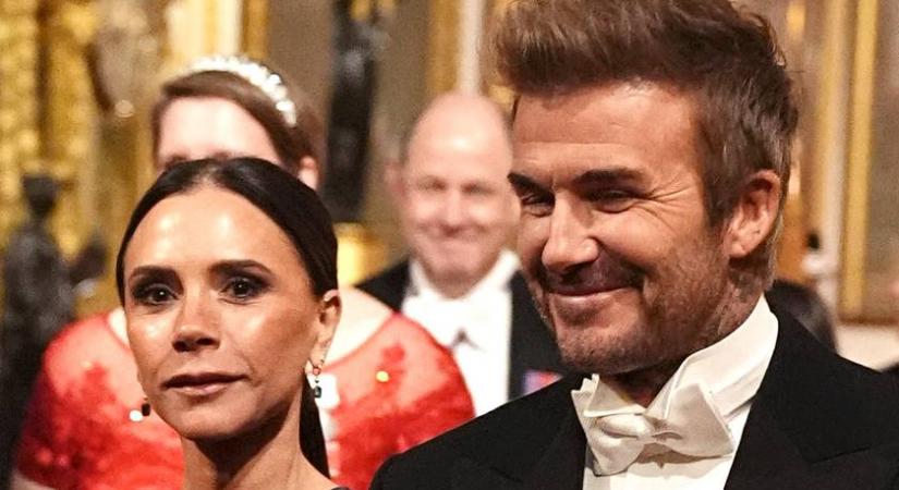 Victoria Beckham testhezálló estélyiben jelent meg a Buckingham-palotában: a királyi család díszvacsoráján jelent meg