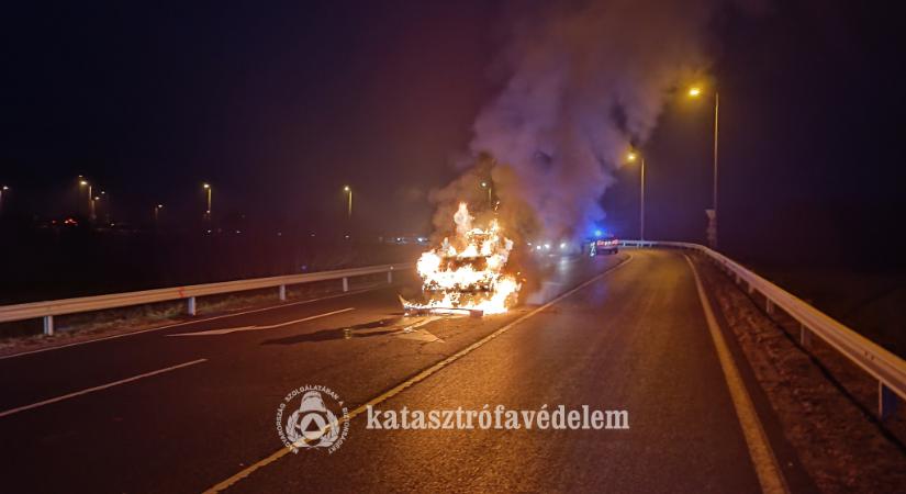 Kigyulladt egy kisbusz Debrecennél