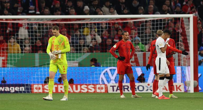 Manuel Neuert életében először kiállították, a Bayern München kiesett a Német Kupából