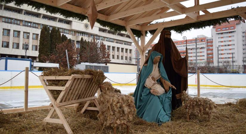 Különleges látványelemeket kínál Csíkszereda szabadtéri jégpályája – A Mikulás hozza