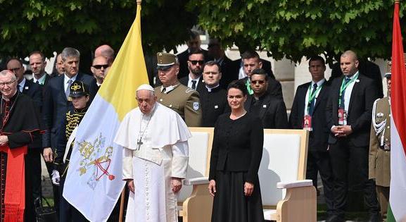 Itt az újabb békemisszió? Orbán Viktor a pápával találkozik