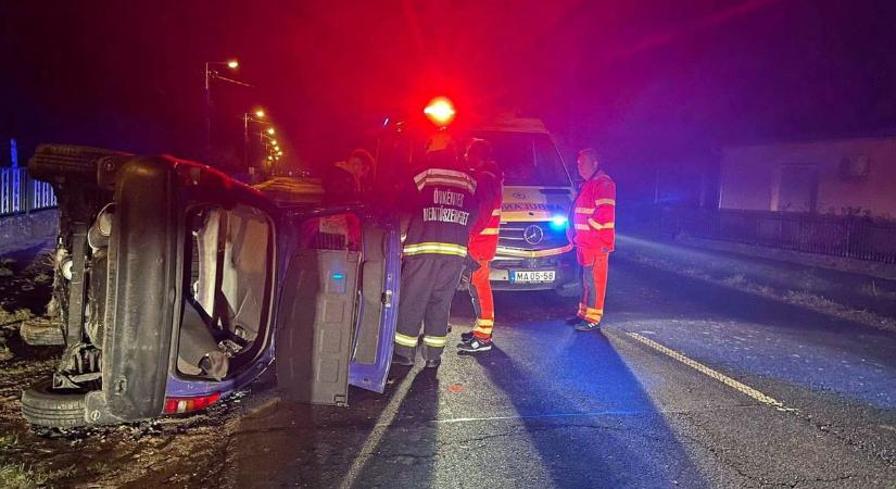 Árokba hajtott és oldalára borult egy autó Bocskán