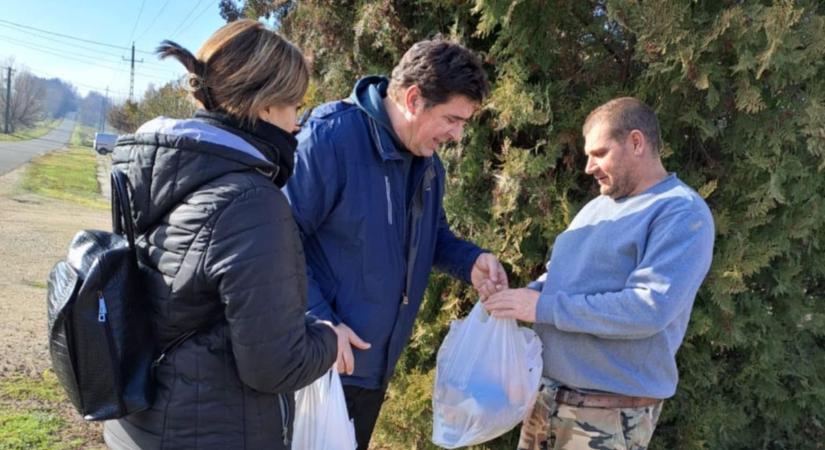 Saját kezűleg kézbesítette a szeretetcsomagokat a polgármester