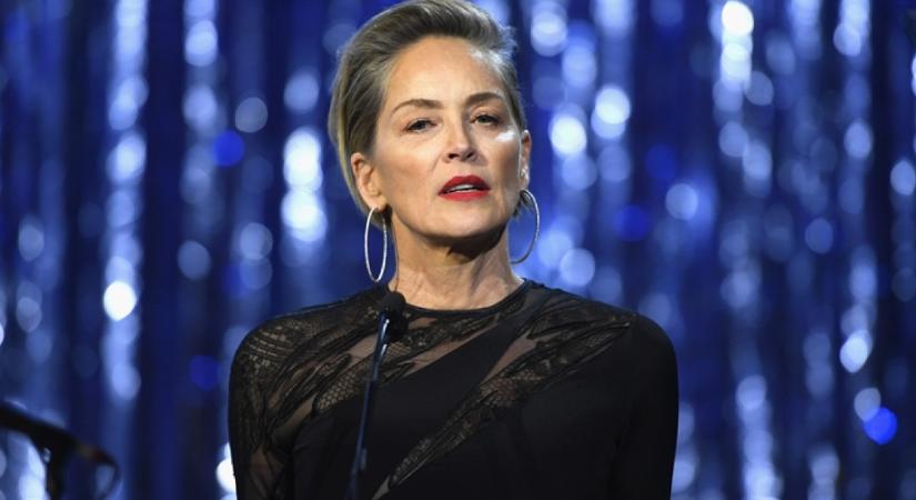 A 66 éves Sharon Stone sírásban tört ki, amikor megkérdezték tőle, mit üzenne fiatalkori önmagának