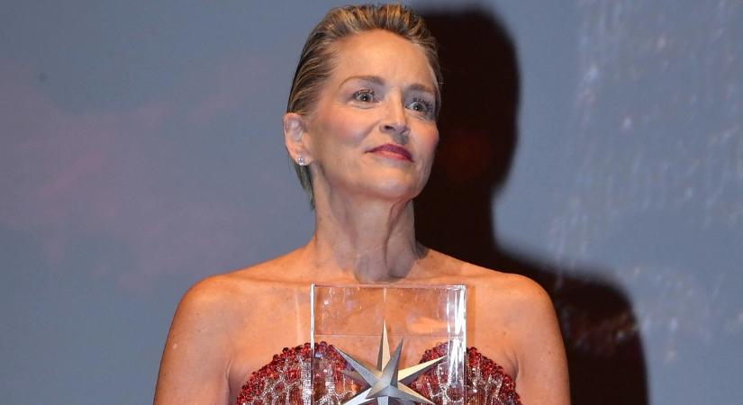 Sharon Stone zokogni kezdett, amikor megkérdezték tőle, mit üzenne a fiatalkori énjének: majdnem belehalt az agyvérzésbe