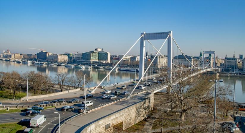 Zavar akadt a budai közlekedésben, miután súlyos baleset történt, mentők érkeztek a helyszínre