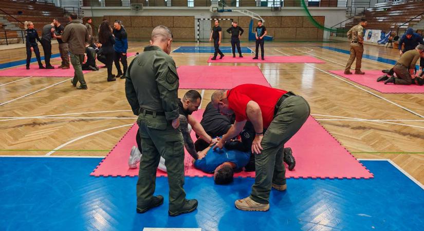 Amerikai rendőrök gyakorlatoznak Kézdivásárhelyen