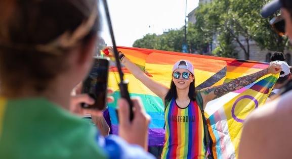 Büntetés jár annak, aki szivárványzászló-égetésre buzdít