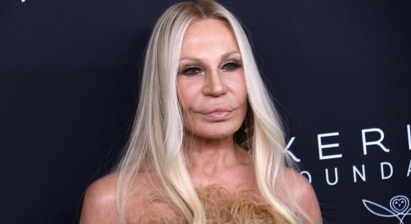 Megdöbbentő photoshop-baki: Donatella Versace-ről beszél mindenki a neten - Fotók