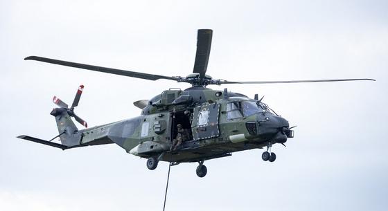 Egy orosz hajó jelzőlőszerrel lőtt a német hadsereg helikopterére