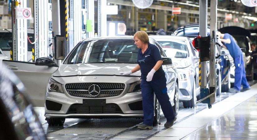 Diák törte össze a Mercedes luxusautóját – szakértőt kérdeztünk a lehetséges okokról