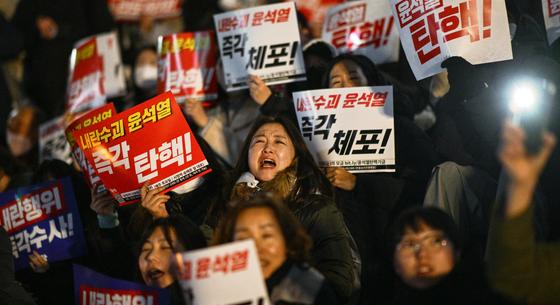 Dél-Korea elmúlt 24 órája: amikor annyira utál mindenki, hogy csak az önpuccs tűnik megoldásnak, de még az se sikerül