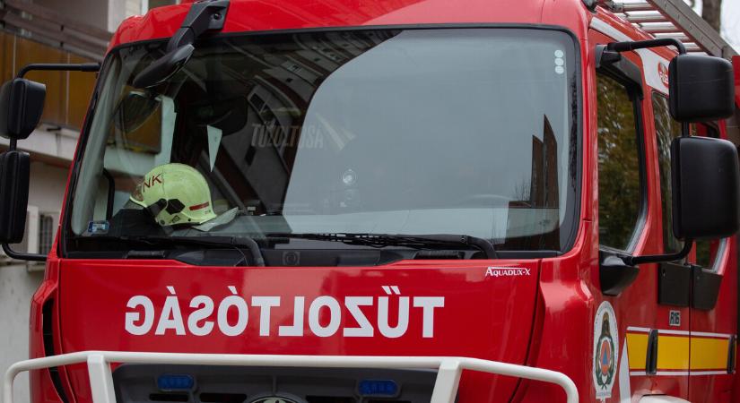 Kigyulladt egy személyautó a rédicsi határátkelőnél