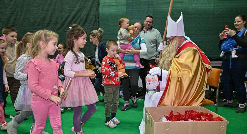 Önfeledt pingpongozás és mikuláscsomag várta a gyermekeket Egerben