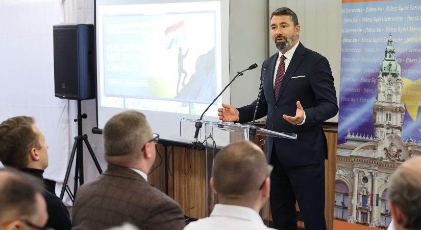 Elindult a nemzeti konzultáció, Győrbe érkezett az Országjáró Fórum