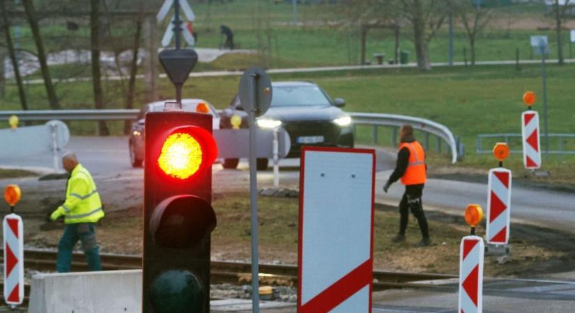 Megkezdték a zirci vasúti átjáró felújítását  galéria