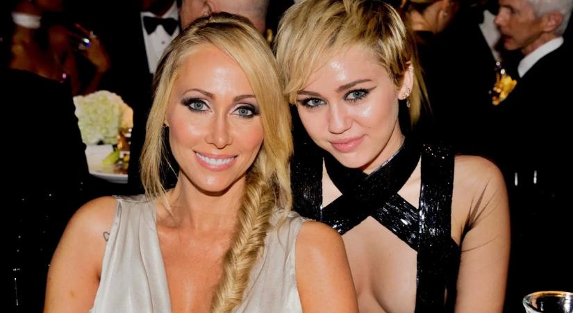 Miley Cyrus édesanyja feleségül ment Miley Cyrus húgának az exéhez, aki ráadásul egy híres színész