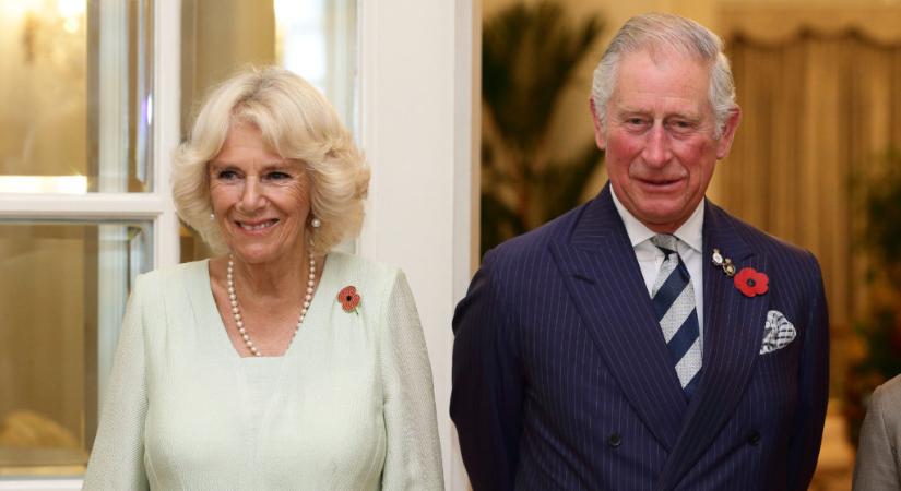 Károly herceg és Kamilla hercegné karácsonyi sétapálcával a kezükben kívánnak kellemes ünnepeket