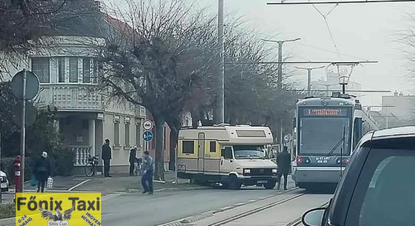 Lakóautó ütközött a tram-trainnek Vásárhelyen!