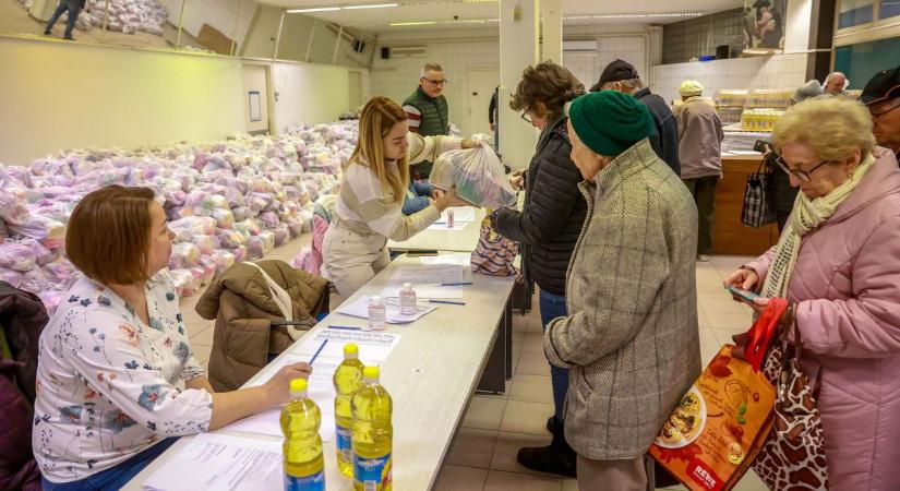 Megkezdődött az időseknek szánt ajándékok kiosztása (videó)