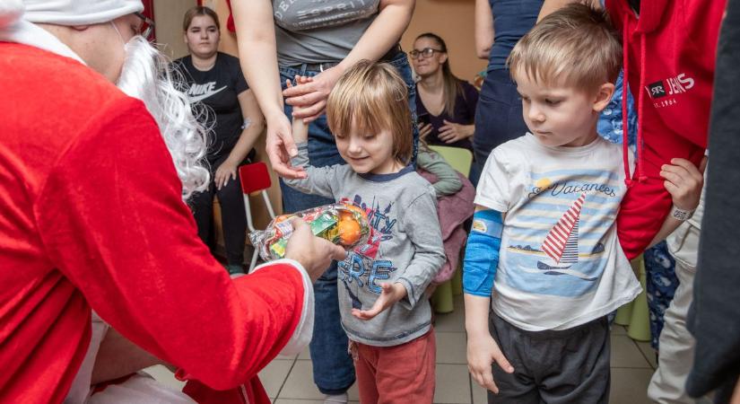 A kórház apróságaihoz érkezett a Mikulás (videó, galéria)