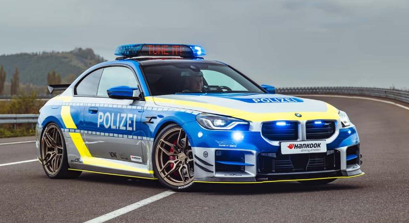 BMW M2 rendőrségi egyenruhában, 560 lóerővel!