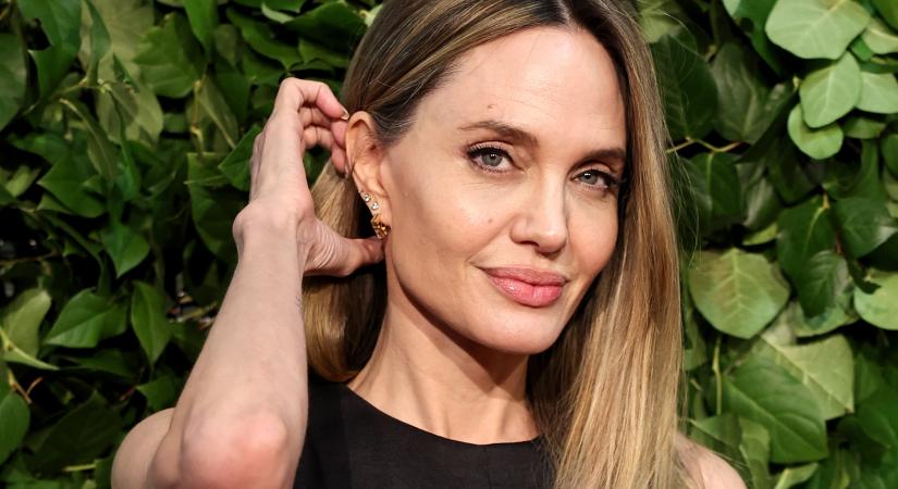 Angelina Jolie biztosan nem fázós, mert egészen furcsa téli cipőt választott