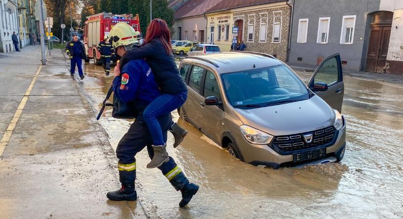 Csőtörés: elárasztotta a víz Nagykanizsán a Csengery utcát (galéria, videó)