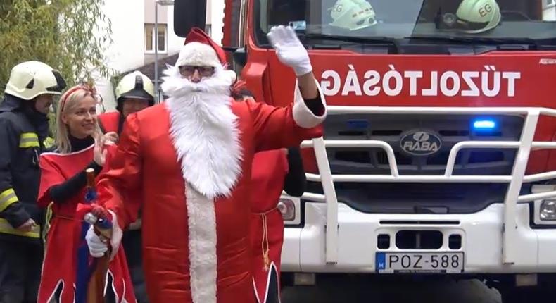 Tűzoltók kíséretében érkezett a Mikulás a gyermekosztályra  videó