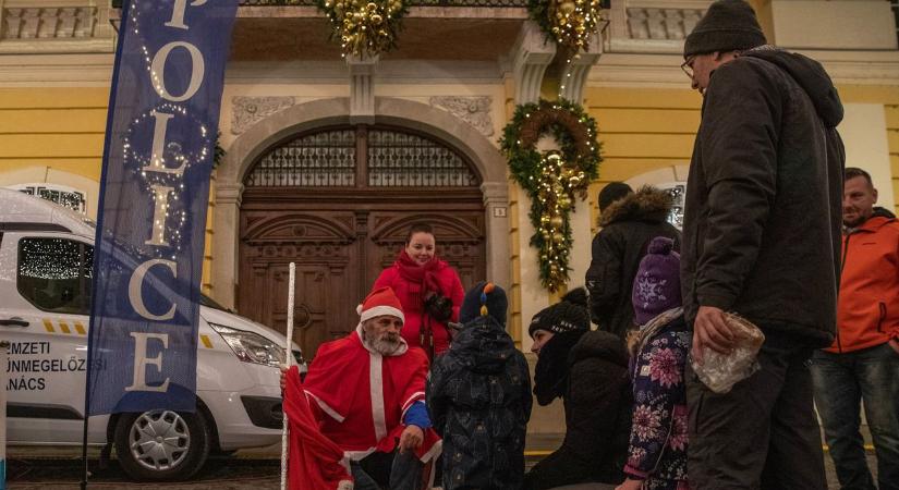 Mikulás a bűnmegelőzésért: a fehérvári belvárosban rejtett el csomagokat (galéria)