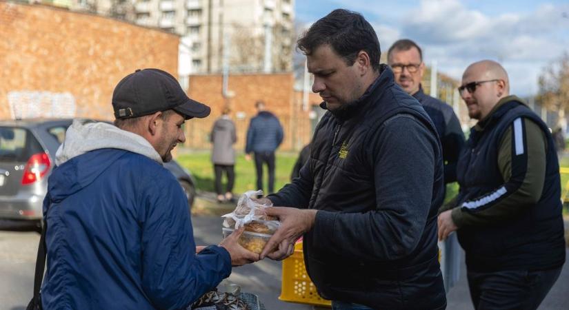 Egy tál melegség: ételosztás Dombóváron