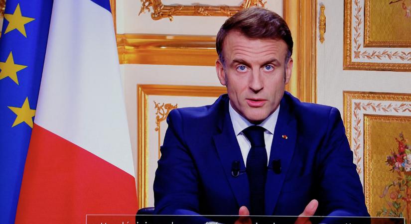 Emmanuel Macron a szélsőjobbot és a szélsőbalt hibáztatta a politikai káosz miatt és nem nevezte meg, kit jelöl miniszterelnöknek Barnier lemondása után