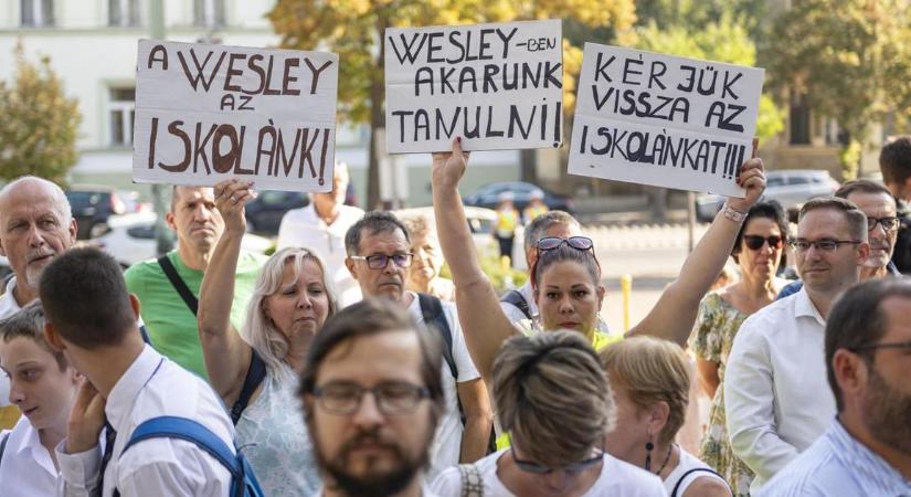 A szülők szerint is mérhetetlen károkat okoztak a gyerekeknek a Wesley-iskolák bezáratása