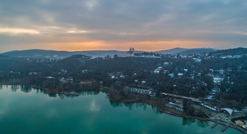 December 6-tól közlekedik a Balaton ünnepi fénykompja