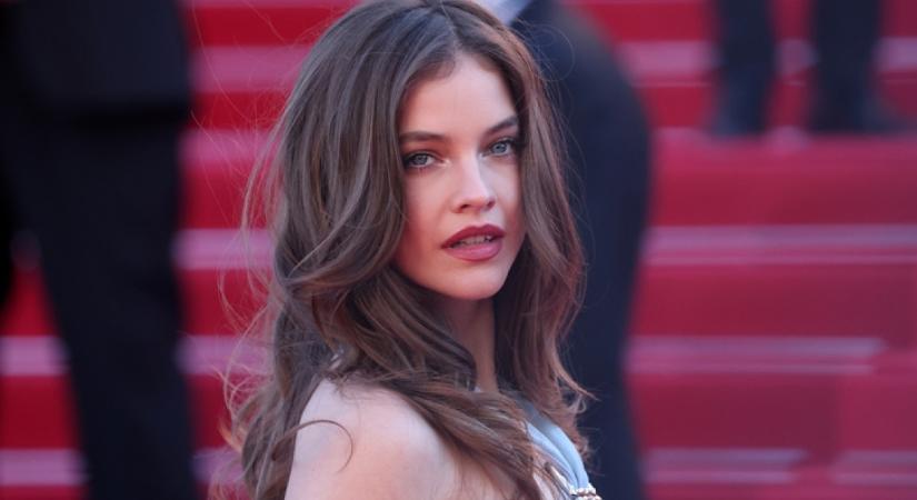 Palvin Barbara felvette a leggyönyörűbb karácsonyi szettet: a modell fejedelmien festett a tűzpiros ruhakölteményben - Fotók