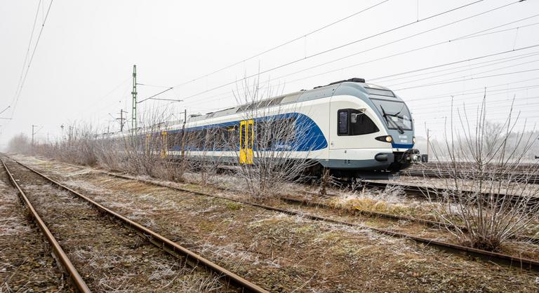 Tiltó jelzés mellett haladt el egy Keleti pályaudvarra induló vonat