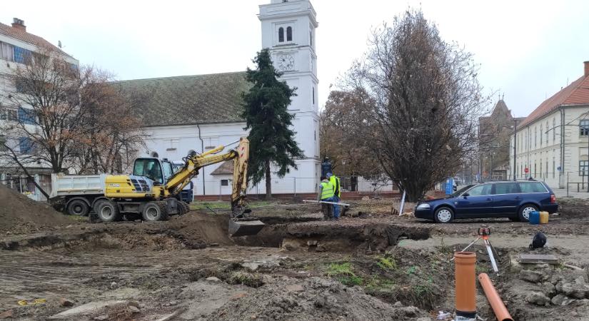 Már a leendő szökőkutat készítik elő a Kossuth téren