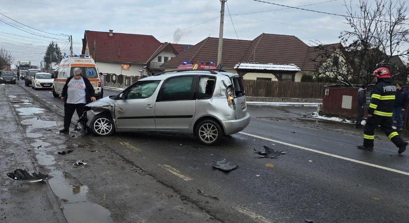 Személyautó és kisteherautó ütközött egymásnak Csíkcsicsóban