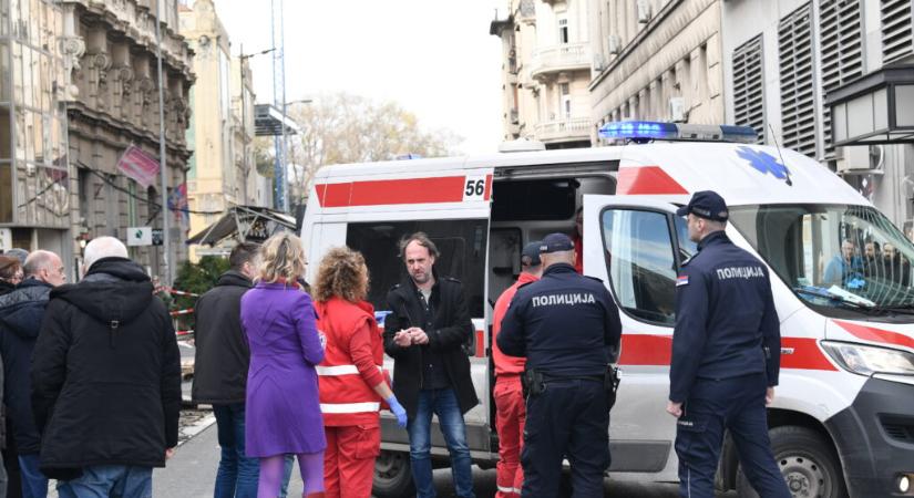 Autó hajtott a gyászolók közé, incidensek voltak országszerte, többen megsérültek (Videó)