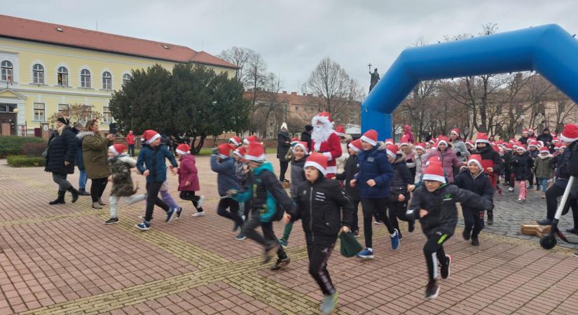 Több mint kétszáz kis Mikulás szaladt