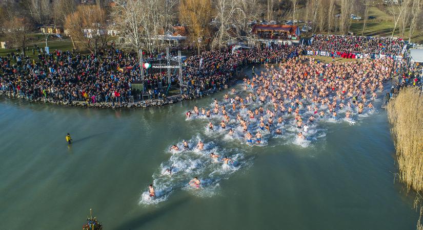 Újévi csobbanás Szigligeten 2025