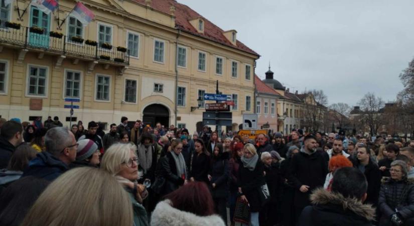 Csendes tömeg a Karlócai Gimnáziumnál és egy üzenet a rezsimnek: Ez így nem mehet tovább!