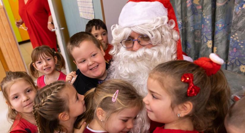 Oroszlányi óvoda csoportjaiban járt a Mikulás fotók