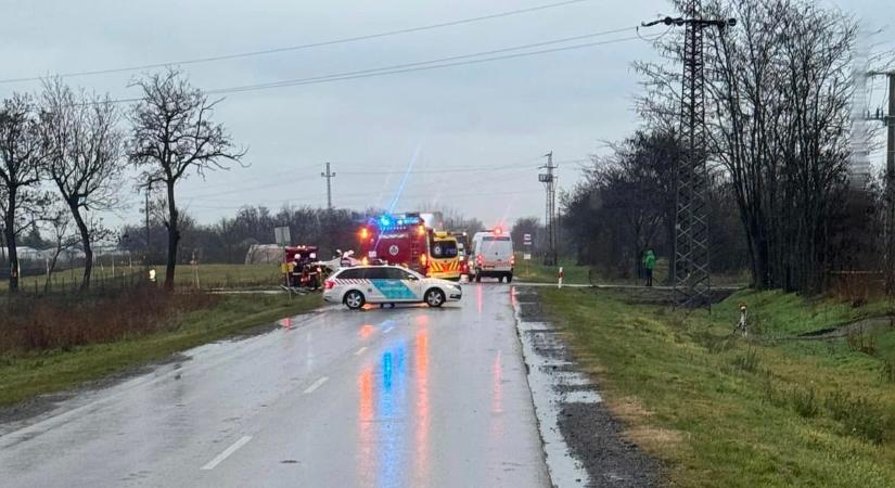 Egy ember beszorult az autóba a karambol után