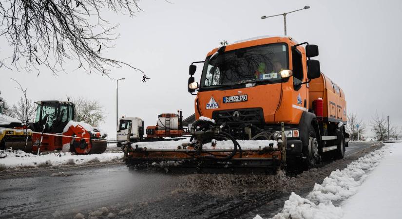 Több főúton is baleset történt, lassul a haladás az autópályákon