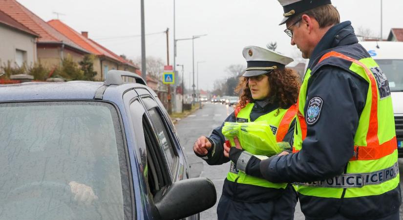 Csokimikulást, szaloncukrot adtak ajándékba igazoltatáskor - fotók, videó