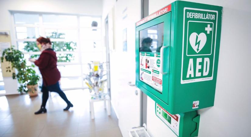 Hol van defibrillátor? Újraélesztésnél másodperceken múlik az élet