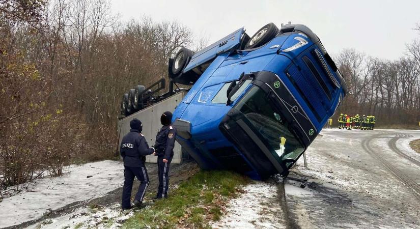 Mentőhelikopter szállította kórházba a kamionsofőrt a burgenlandi baleset helyszínéről