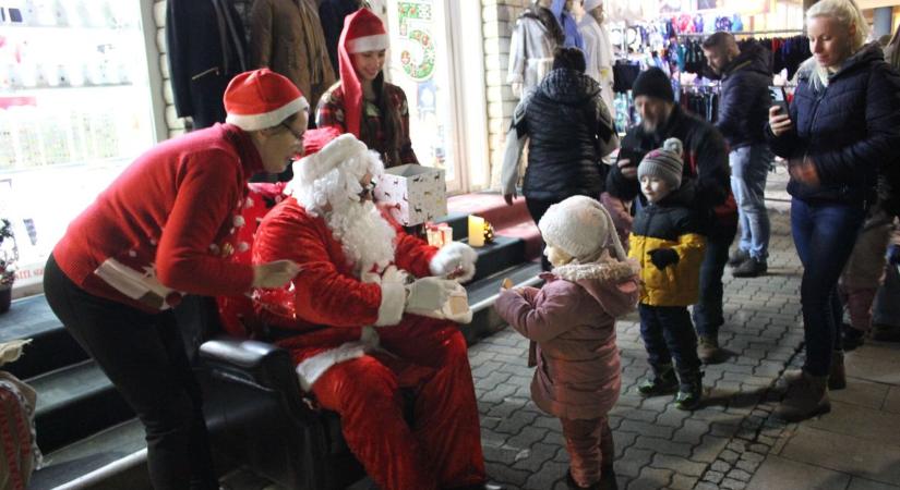 Nyílnak az adventi ablakok Hévízen